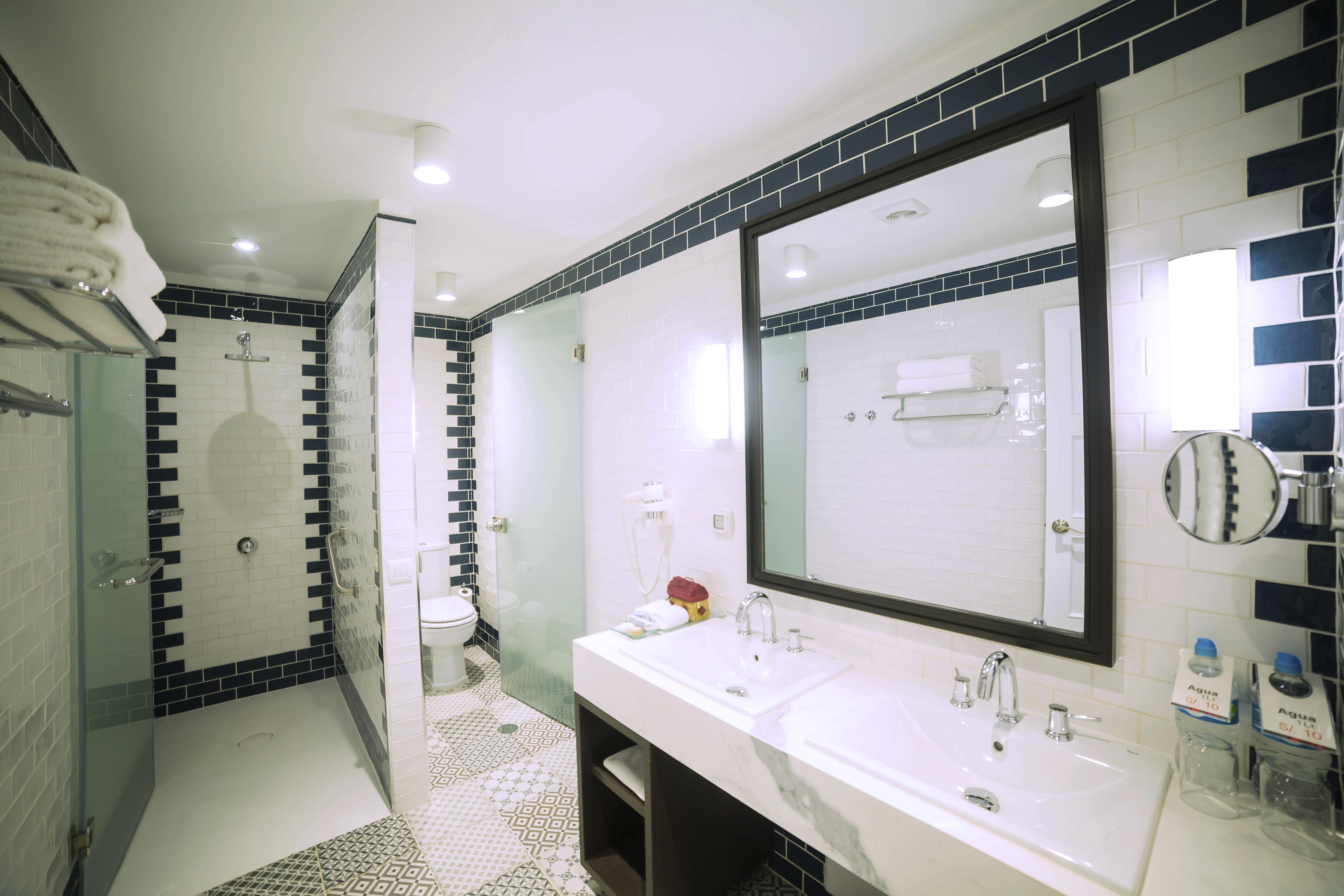 Отель Casa Andina Premium Куско Экстерьер фото A modern bathroom